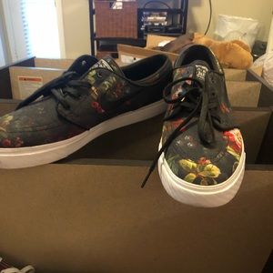 Men’s Floral Nike’s